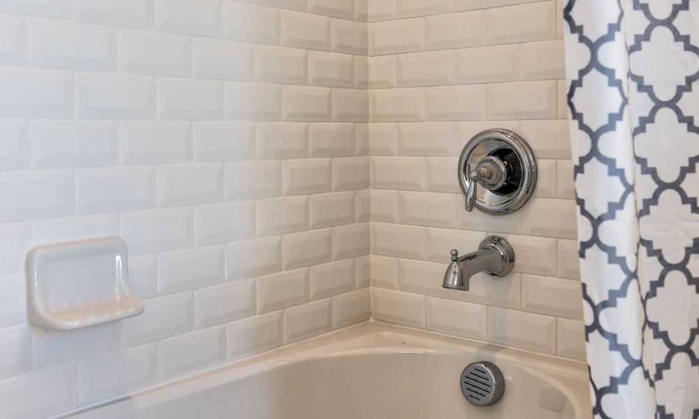 The Advantages of Adding a Bathtub Wall Surround