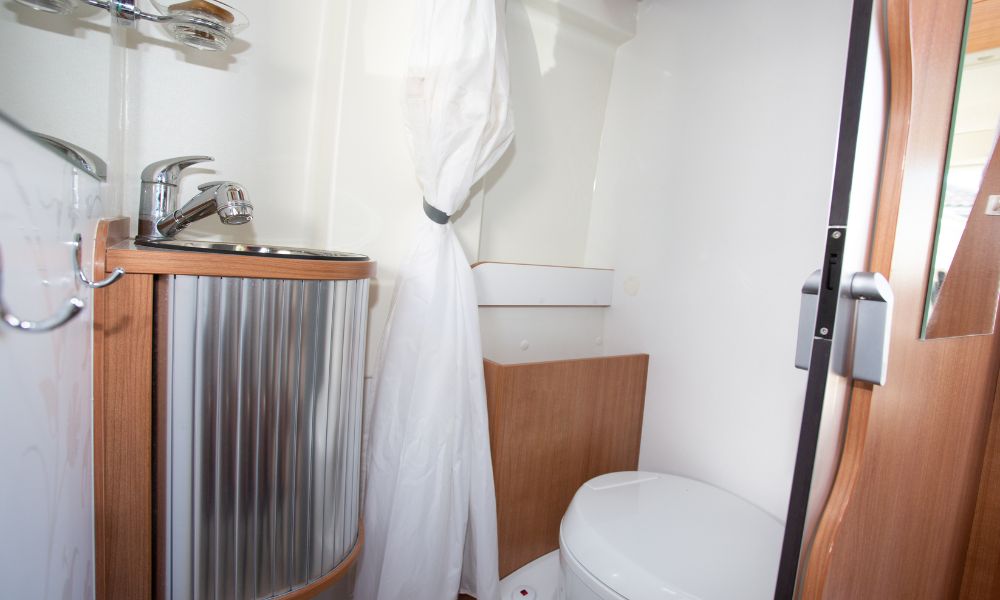 5 Tips for Maximizing Space in a Mobile Home Bathroom